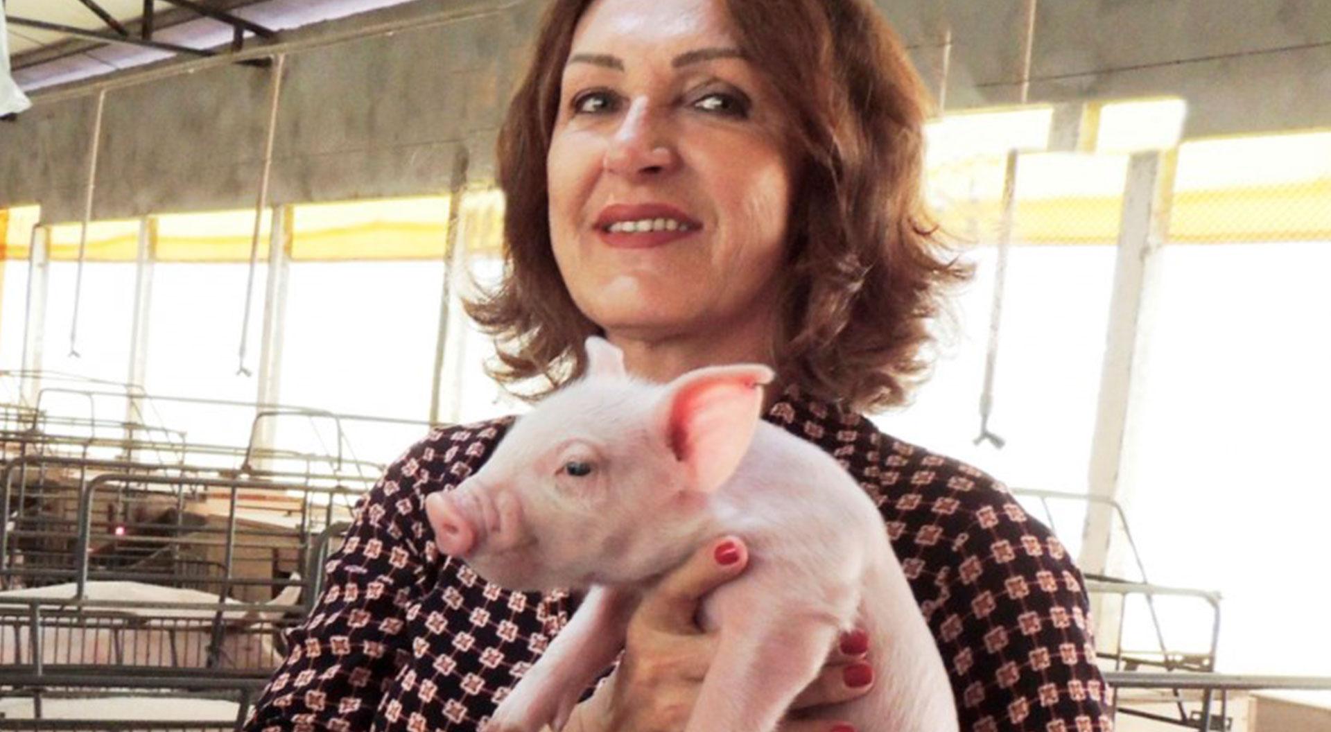 Da porta da granja para dentro, é como ela