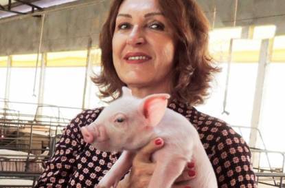 Da porta da granja para dentro, é como ela